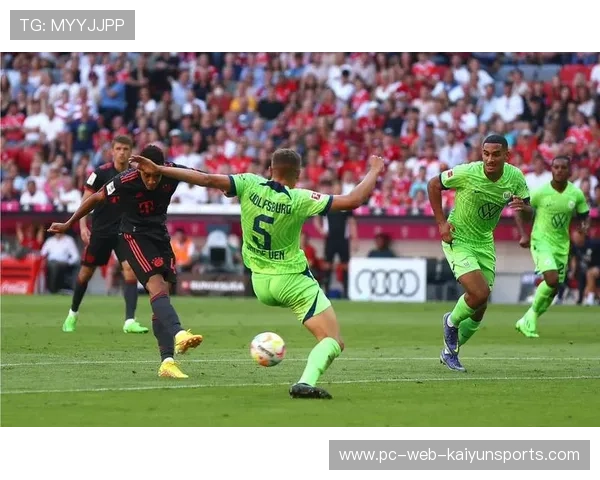 德甲拜仁中路压制彻底掌控比赛,三分到手